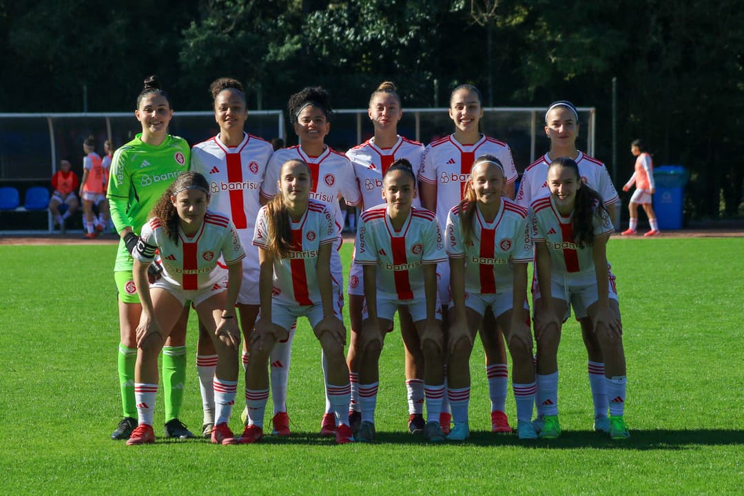 Gurias Sub-17 goleiam o Paraná e avançam invictas no Brasileiro
