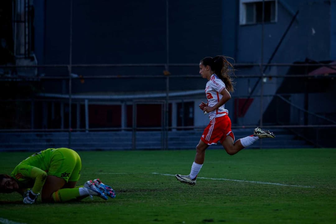 Belén Aquino marca o gol 700 das Gurias Coloradas desde a reabertura em 2017